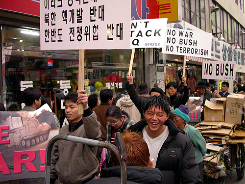 반전평화를 위한 행진에 일반시민들까지 동참하고 있는 모습. 